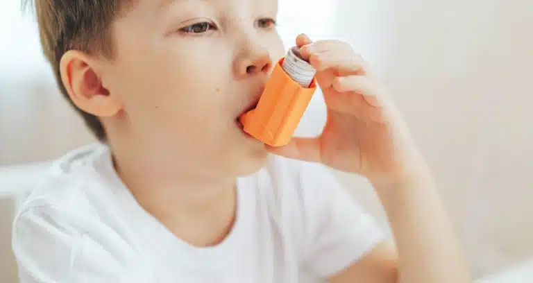 dziecko z inhalatorem
