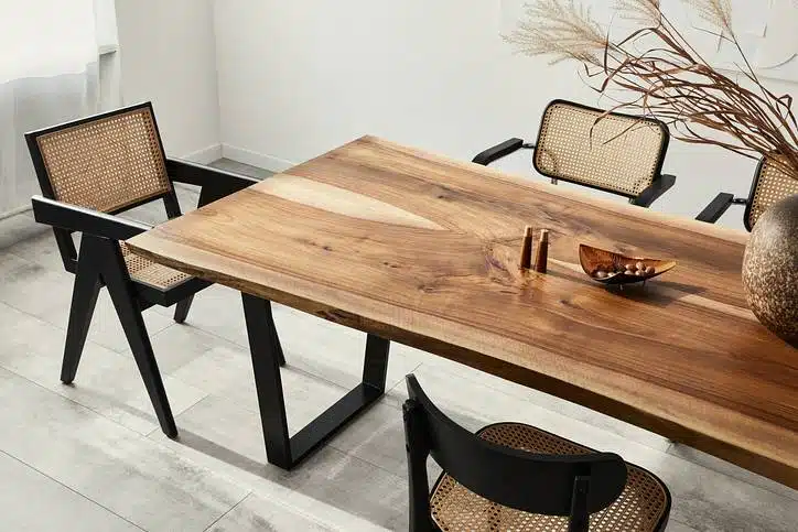 Jak dobrać krzesła do stołu w jadalni?