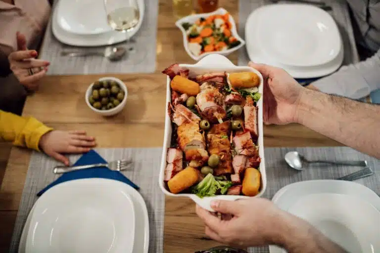 Gotowanie na zapas dla rodziny: Jak układać menu na kilka dni bez monotonii?