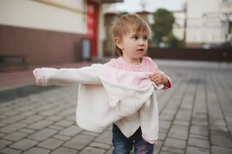 Nauka Samodzielnego Ubierania: Jak Wspierać Dziecko Bez Wyręczania?
