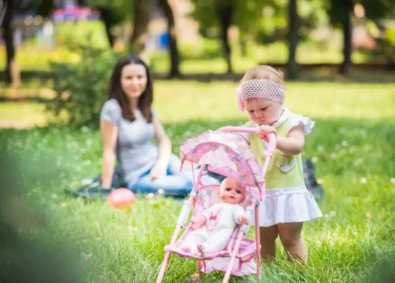 Jak wybrać nianię? Pytania na pierwszą rozmowę i plan spotkania próbnego