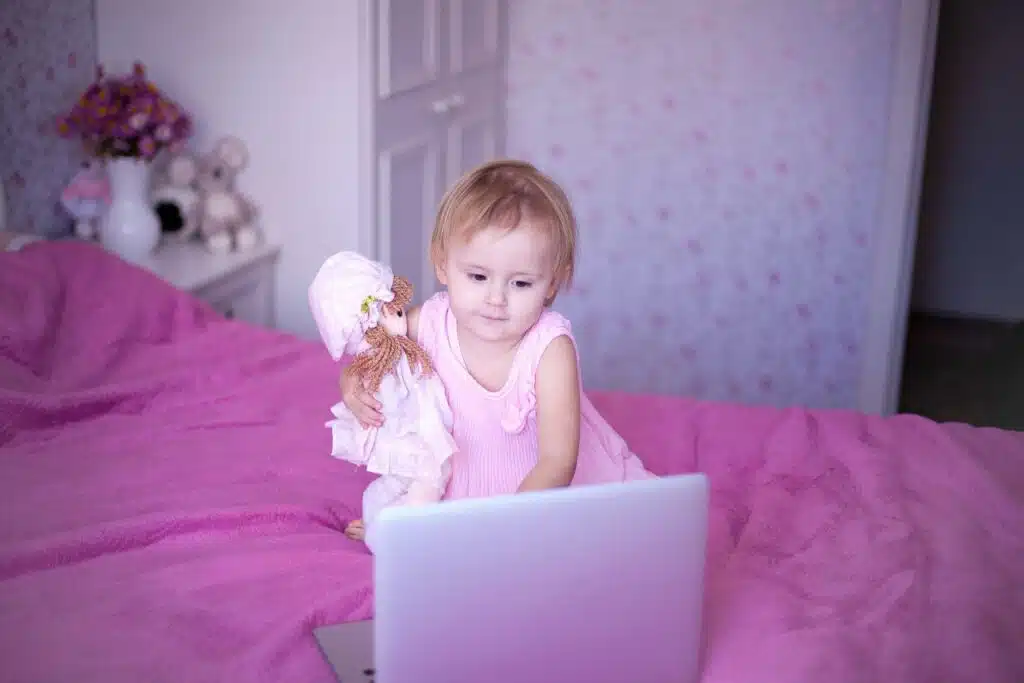 Zdjęcia dziecka w Internecie: jak dzielić się wspomnieniami i chronić jego prywatność?